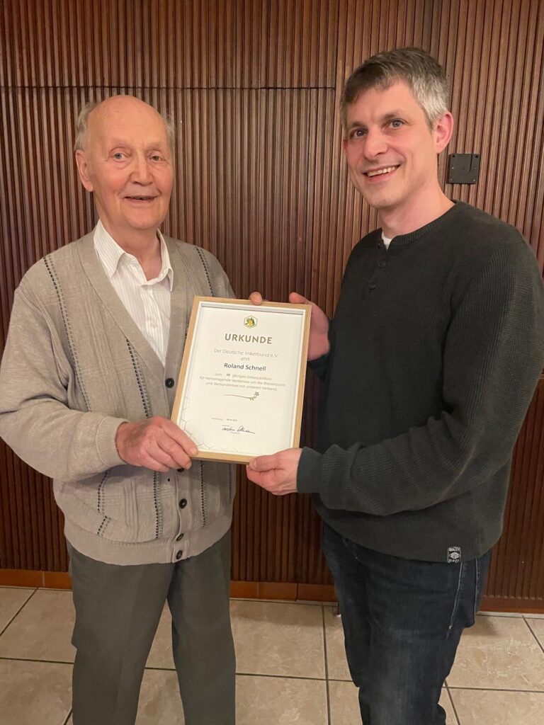 Roland Schnell mit Michael Stahl bei der Übergabe der Urkunde